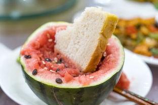 甘肃吃瓜泡馍,吃瓜泡馍的独特风味体验