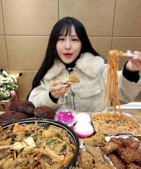 网红大胃王猫妹妹图片,挑战极限！网红大胃王猫妹妹的美食盛宴