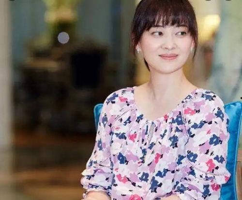 梅婷旁边的网红是谁,梅婷与当红网红的亲密互动瞬间