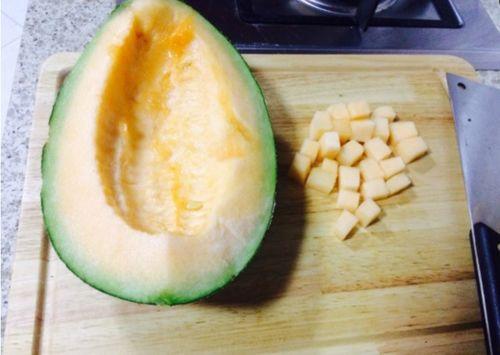 走路吃哈密瓜视频,哈密瓜美食之旅