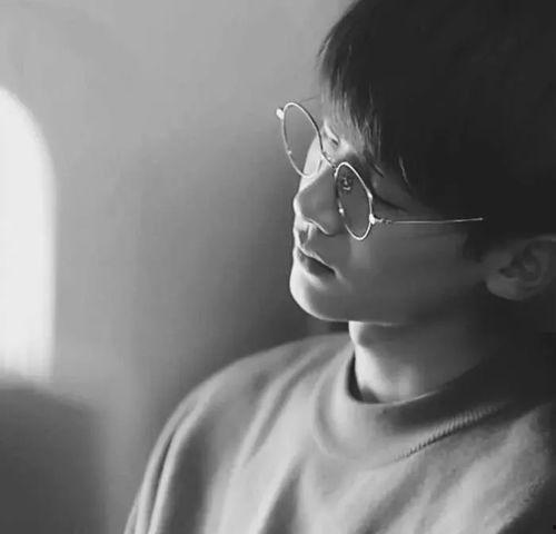 戴眼镜的网红男搞笑头像,笑出腹肌的瞬间