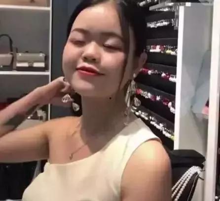 8国混血的网红,跨越国界的魅力传奇”